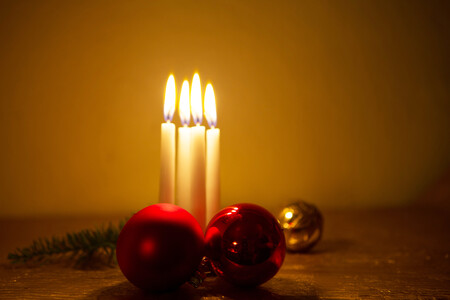 Billede af lys og julekugler